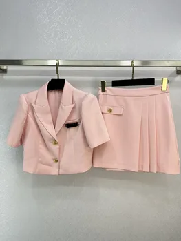 Верхняя часть костюма с короткой опрятной плиссированной юбкой с розовым отворотом обеспечивает эффект облегания в соотношении 37 %.