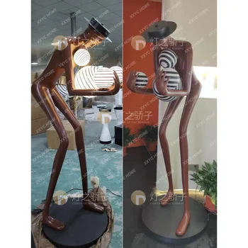 Человекоподобная скульптура Шаровой торшер Лобби отеля Выставочный зал Гостиная Украшения из смолы Лампа