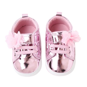 Обувь для кроватки для новорожденных девочек, блестящие металлические кроссовки с высоким берцем, первые ходунки для новорожденных
