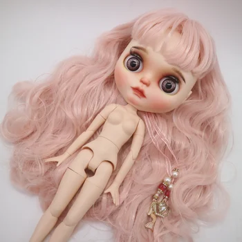 Кукла с розовыми волосами, изготовленная на заказ перед продажей.