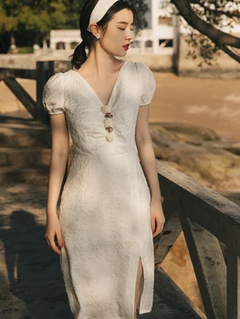 Платье в стиле французской ретро-Хепберн, вечернее платье подружки невесты с V-образным вырезом и цветочным тиснением на крючках, белое платье длиной до колен, летнее платье