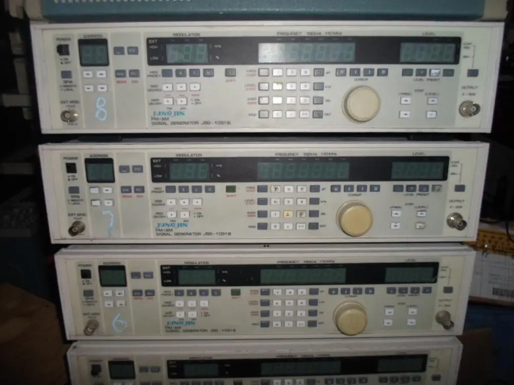 Используется генератор сигналов AM FM JSG-1051B 0
