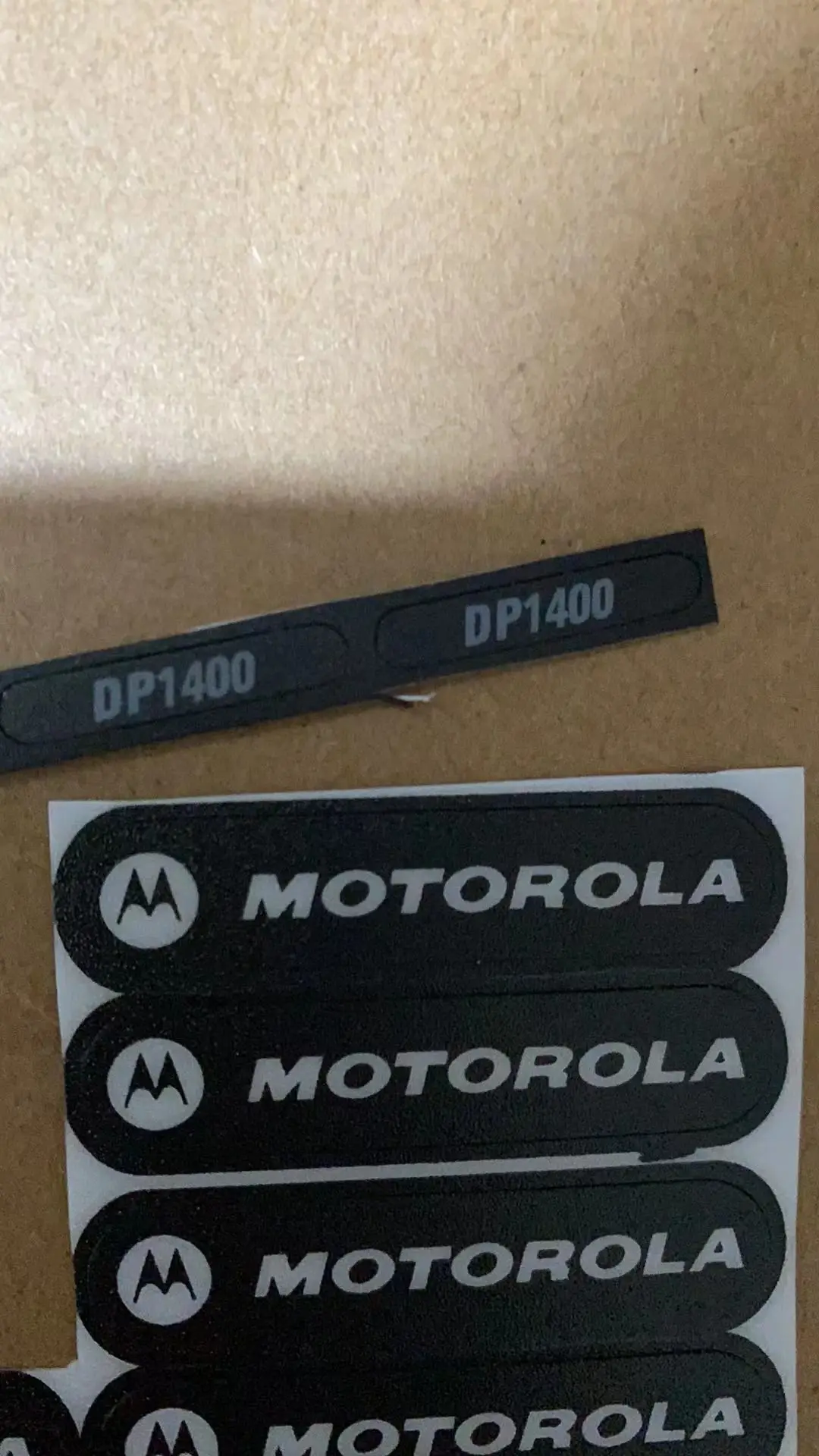 наклейка с логотипом M 30шт и наклейка DP1400 для радиостанции Motorola DP1400 0