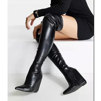 Новые брендовые сапоги до колена для женщин Модные черные сапоги выше колена на танкетке с острым носком 2022 Женская обувь большого размера
