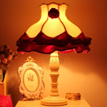 Настольная лампа свадебный подарок минималистичный Европейский корейский стиль сельская бежево-красная ткань прикроватная лампа для спальни лампа для спальни